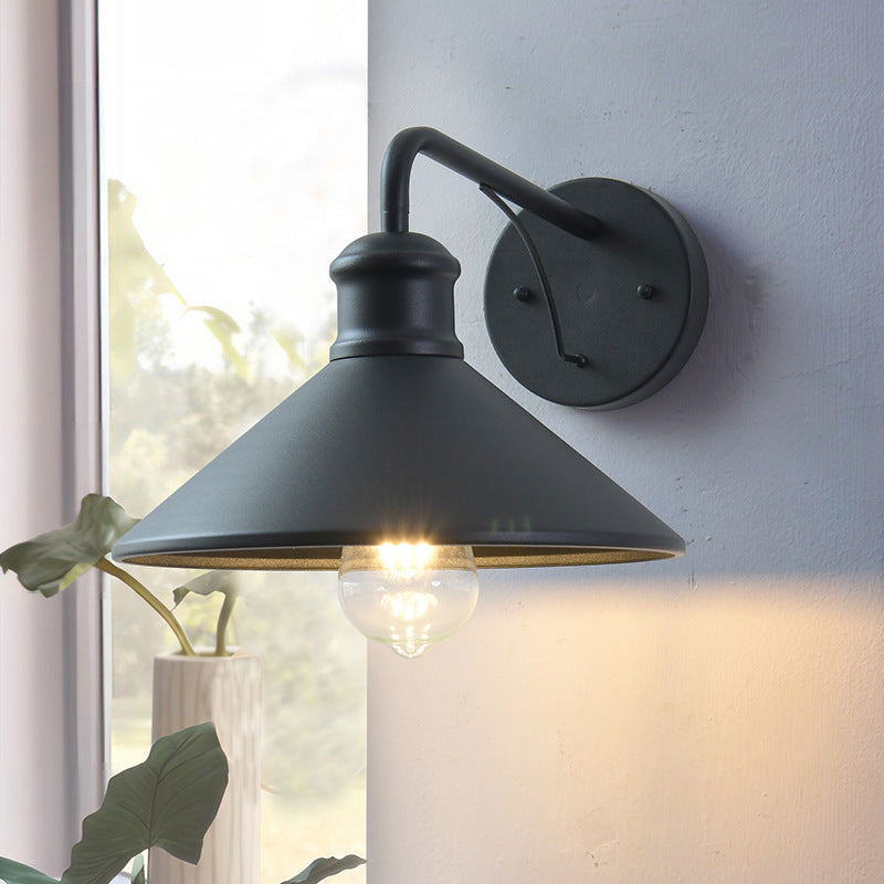 Lámpara de pared cónica moderna minimalista de hierro de 1 luz para patio exterior