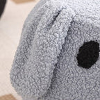 Taburete redondo de vellón tipo osito de peluche con diseño art déco moderno, construcción de madera contrachapado, sin respaldo y sin brazos, de perfil bajo para sala de estar