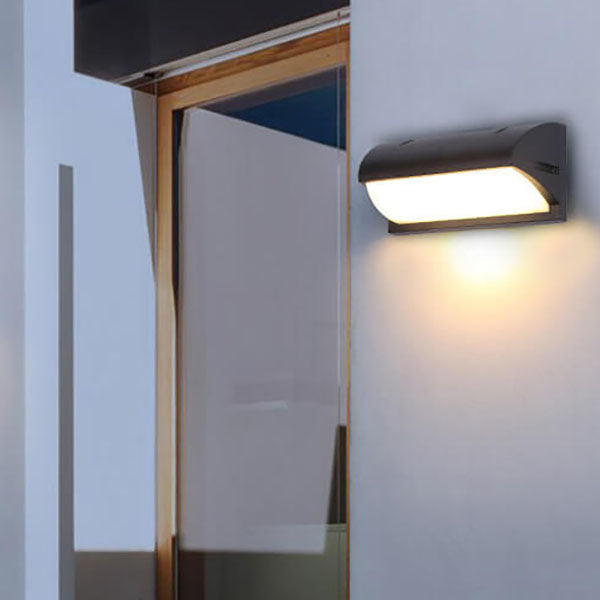 Lámpara de pared LED con sensor exterior impermeable de geometría simple y moderna