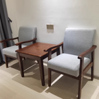 Silla de escritorio moderna minimalista cuadrada rectangular de madera de caucho y lino de algodón con respaldo y reposabrazos para oficina en casa