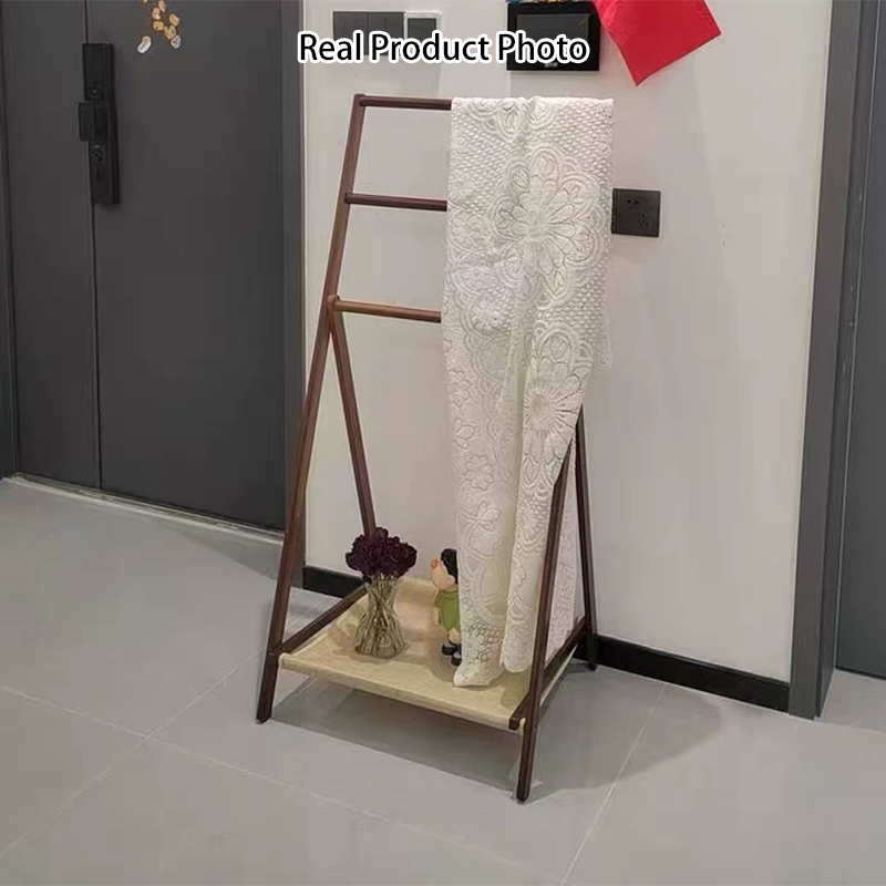 Estante expositor de bambú con estructura triangular modernista minimalista y bordes redondeados para salón