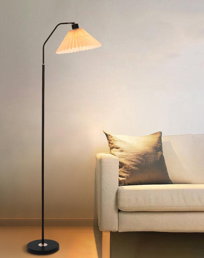 Lámpara de pie de una luz con pantalla plisada de tela minimalista