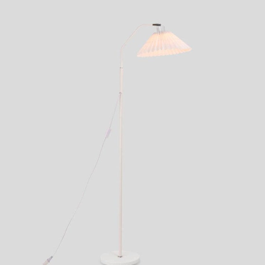 Lámpara de pie de una luz con pantalla plisada de tela minimalista