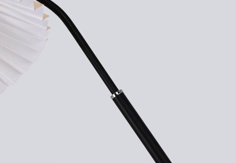 Lámpara de pie de una luz con pantalla plisada de tela minimalista