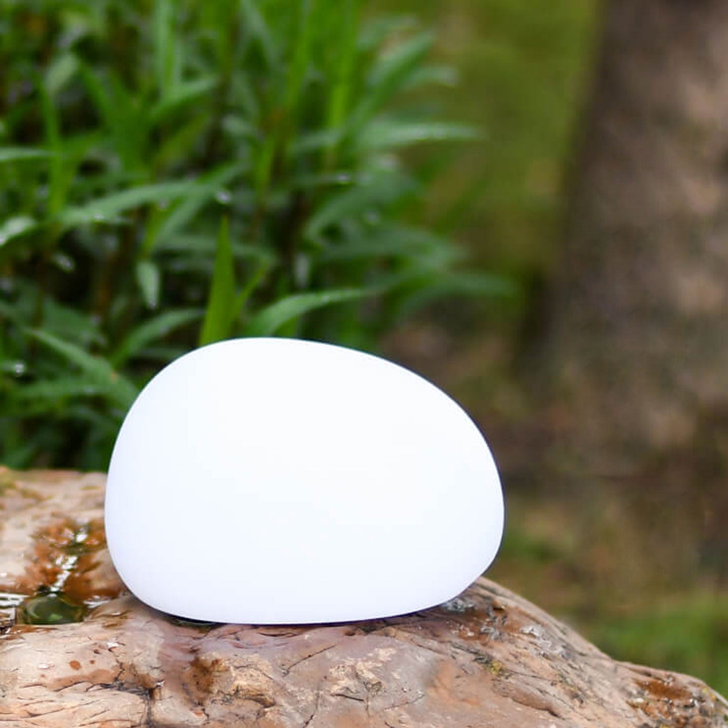 Waterproof Solar LED Globe Light Outdoor Sphere Lamp for Modern Garden and Landscape Decor