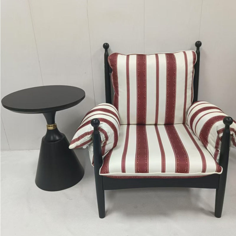 Sillón tradicional francés rectangular de tela con respaldo y apoyabrazos de hierro para salón