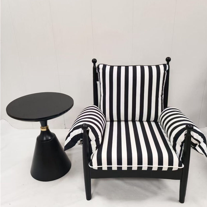 Sillón tradicional francés rectangular de tela con respaldo y apoyabrazos de hierro para salón