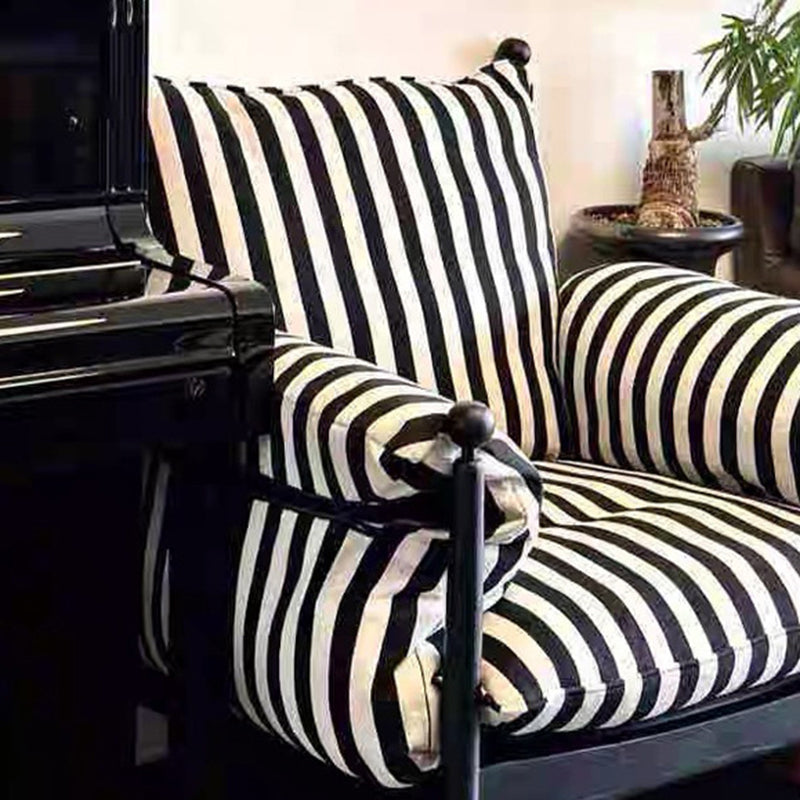 Sillón tradicional francés rectangular de tela con respaldo y apoyabrazos de hierro para salón