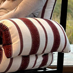 Sillón tradicional francés rectangular de tela con respaldo y apoyabrazos de hierro para salón