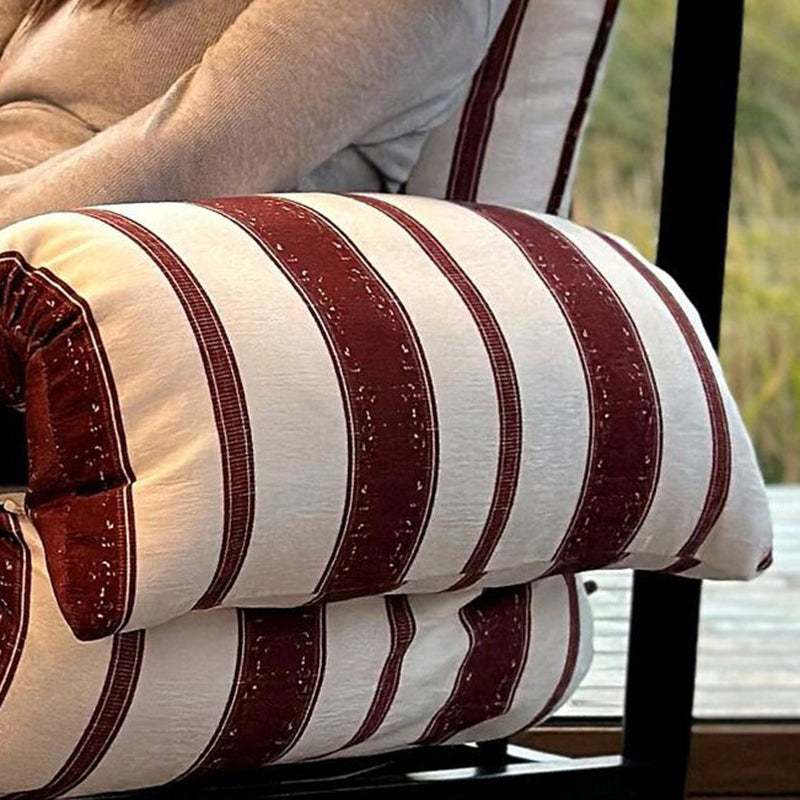 Sillón tradicional francés rectangular de tela con respaldo y apoyabrazos de hierro para salón