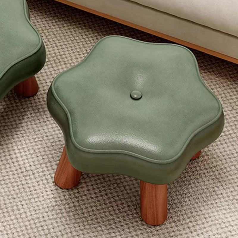 Taburete bajo contemporáneo nórdico en forma de flor de cuero sintético con base de madera de pino - Acento para sala de estar