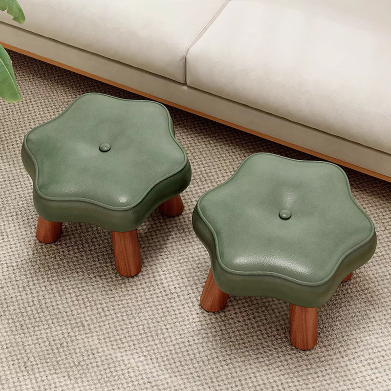 Taburete bajo contemporáneo nórdico en forma de flor de cuero sintético con base de madera de pino - Acento para sala de estar