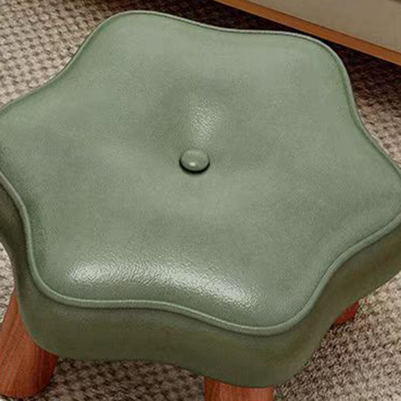 Taburete bajo contemporáneo nórdico en forma de flor de cuero sintético con base de madera de pino - Acento para sala de estar
