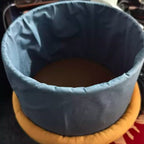 Taburete Redondo de Terciopelo Contemporáneo con Almacenamiento Oculto – Diseño de Perfil Bajo, Fabricación en Aglomerado para Sala de Estar