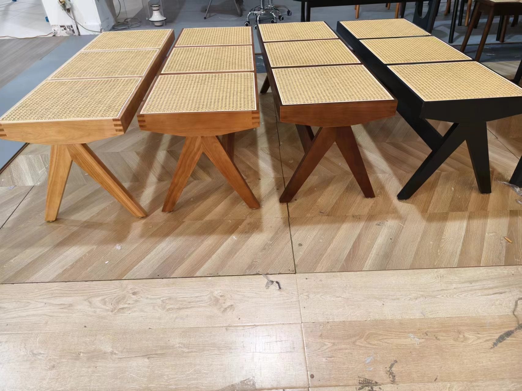 Banco rectangular japonés tradicional con patas en V, de madera de caucho y ratán, con asiento tejido a mano para recibidor y sala de estar
