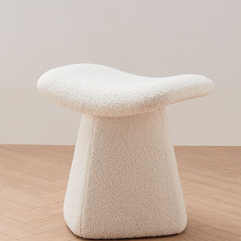 Taburete bajo cuadrado escandinavo contemporáneo de piel sintética para niños — Construcción de madera contrachapada, listo para sala de estar