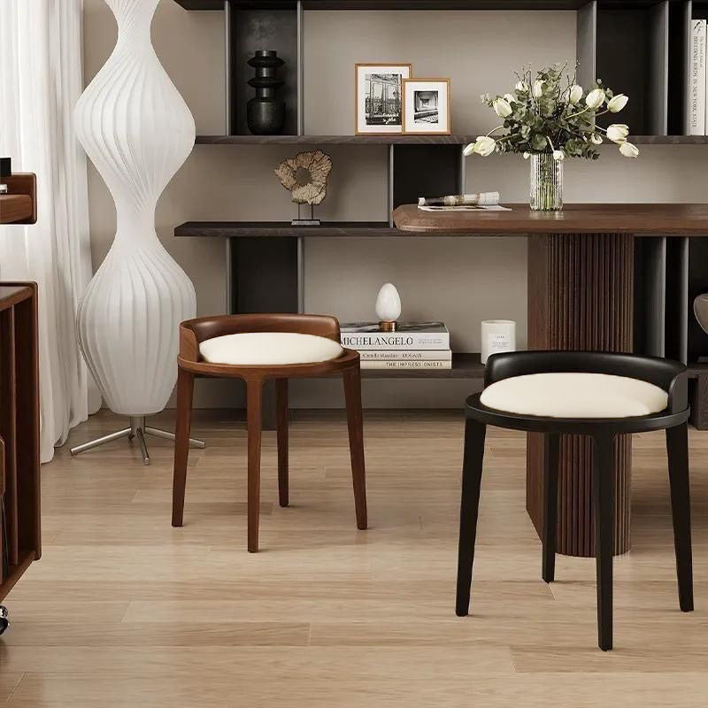 Taburete redondo minimalista moderno de piel sintética Nappa con base de madera de caucho – Acento de perfil bajo para sala de estar