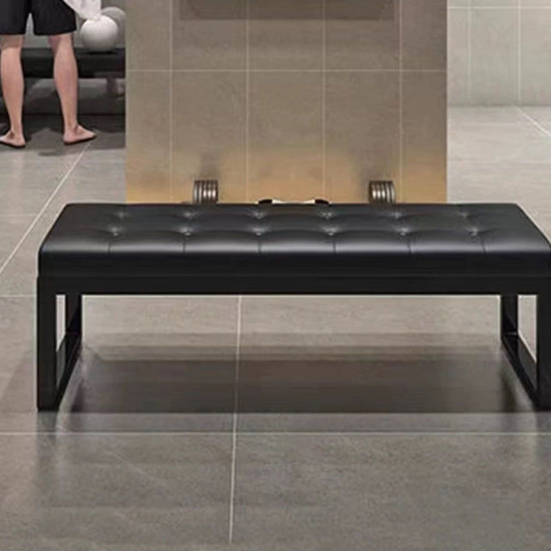 Banco rectangular moderno minimalista de piel y acero para la entrada, con rascador para gatos