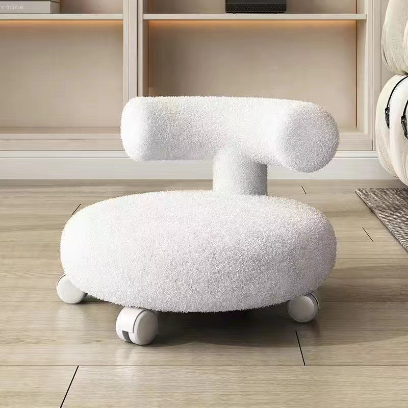 Taburete nórdico contemporáneo redondo de tela sherpa con respaldo en forma de C, base de madera y esponja acolchada — Asiento bajo móvil para sala de estar