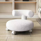 Taburete nórdico contemporáneo redondo de tela sherpa con respaldo en forma de C, base de madera y esponja acolchada — Asiento bajo móvil para sala de estar