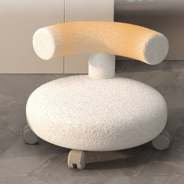 Taburete nórdico contemporáneo redondo de tela sherpa con respaldo en forma de C, base de madera y esponja acolchada — Asiento bajo móvil para sala de estar