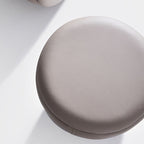 Taburete Moderno Redondo Minimalista para Tocador de Cuero de Microfibra con Marco de Acero Inoxidable – Perfecto para Dormitorio, Sala de Estar y Salón de Té