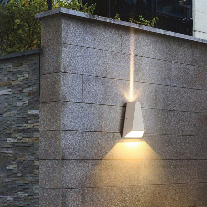 Lámpara de pared LED moderna minimalista de aluminio trapezoidal con iluminación ascendente y descendente para jardín