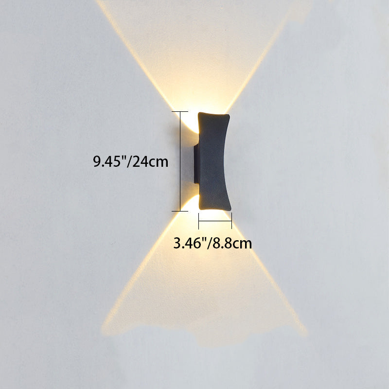Lámpara de pared LED curva de aluminio minimalista moderna con iluminación superior e inferior e impermeable para patio exterior