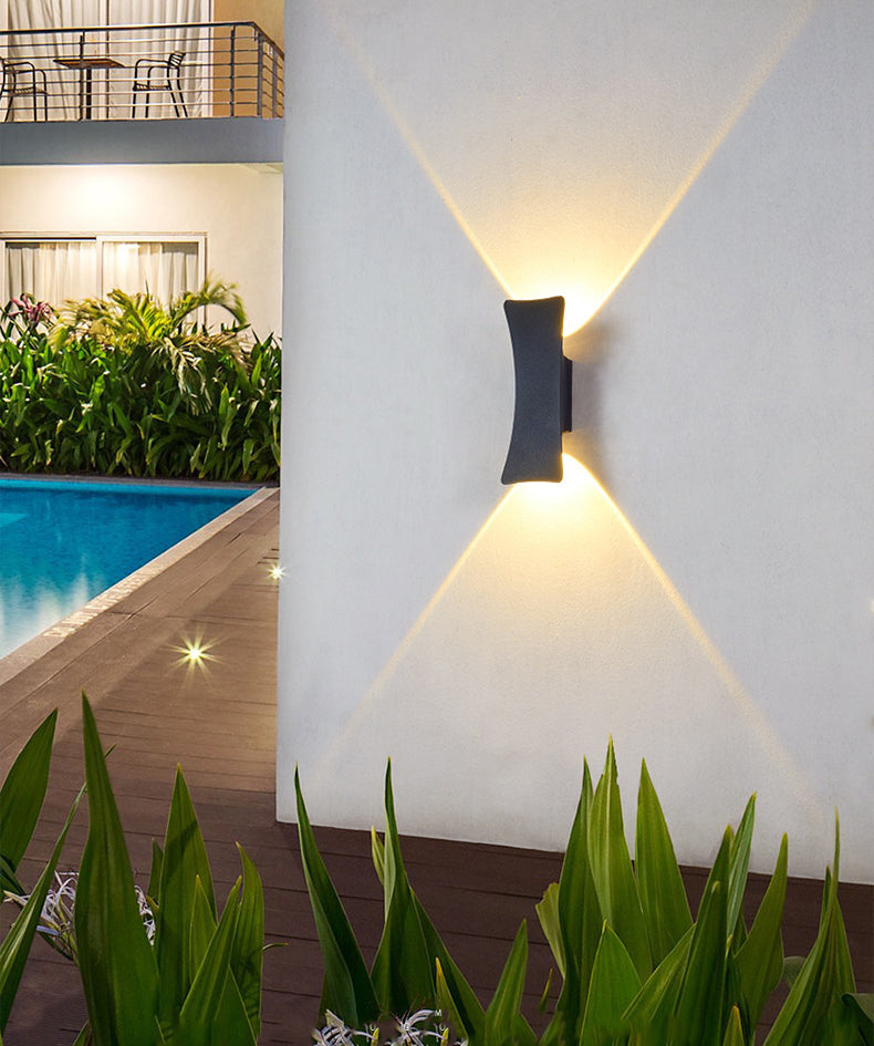 Lámpara de pared LED curva de aluminio minimalista moderna con iluminación superior e inferior e impermeable para patio exterior