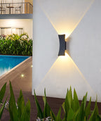 Lámpara de pared LED curva de aluminio minimalista moderna con iluminación superior e inferior e impermeable para patio exterior