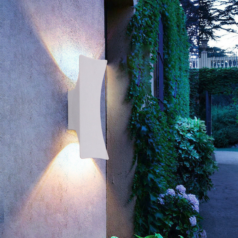 Lámpara de pared LED curva de aluminio minimalista moderna con iluminación superior e inferior e impermeable para patio exterior