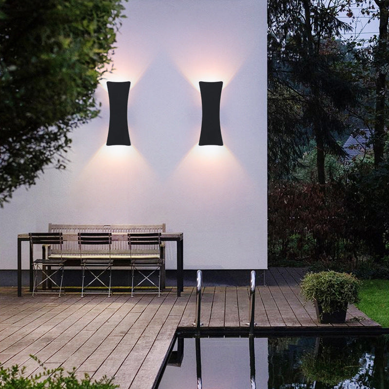 Lámpara de pared LED curva de aluminio minimalista moderna con iluminación superior e inferior e impermeable para patio exterior