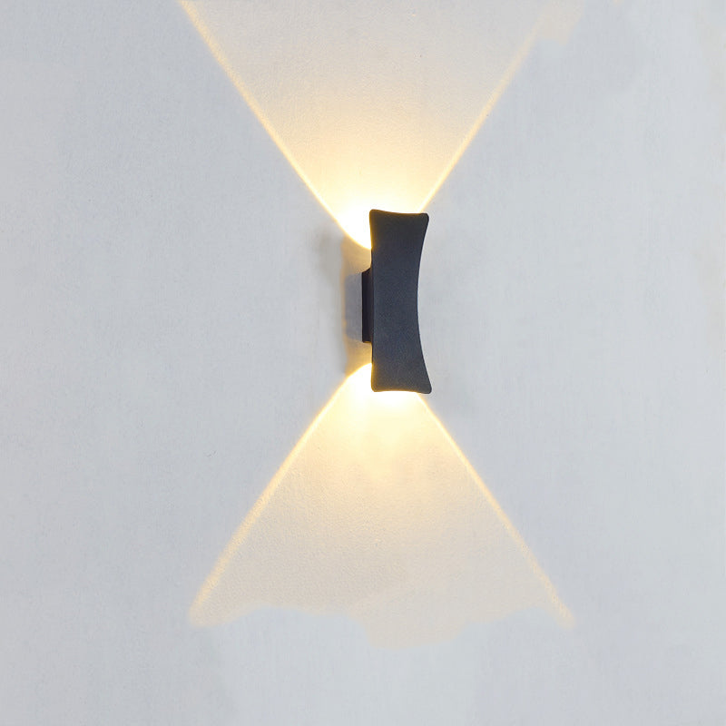 Lámpara de pared LED curva de aluminio minimalista moderna con iluminación superior e inferior e impermeable para patio exterior
