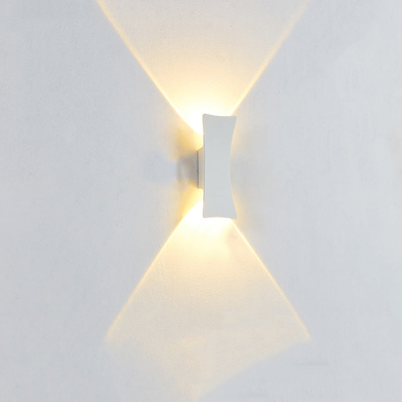 Lámpara de pared LED curva de aluminio minimalista moderna con iluminación superior e inferior e impermeable para patio exterior