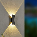 Lámpara de pared LED curva de aluminio minimalista moderna con iluminación superior e inferior e impermeable para patio exterior