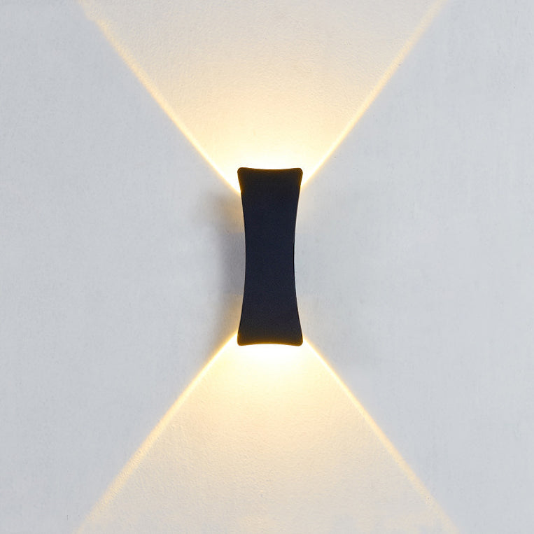 Lámpara de pared LED curva de aluminio minimalista moderna con iluminación superior e inferior e impermeable para patio exterior