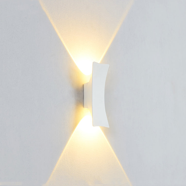 Lámpara de pared LED curva de aluminio minimalista moderna con iluminación superior e inferior e impermeable para patio exterior