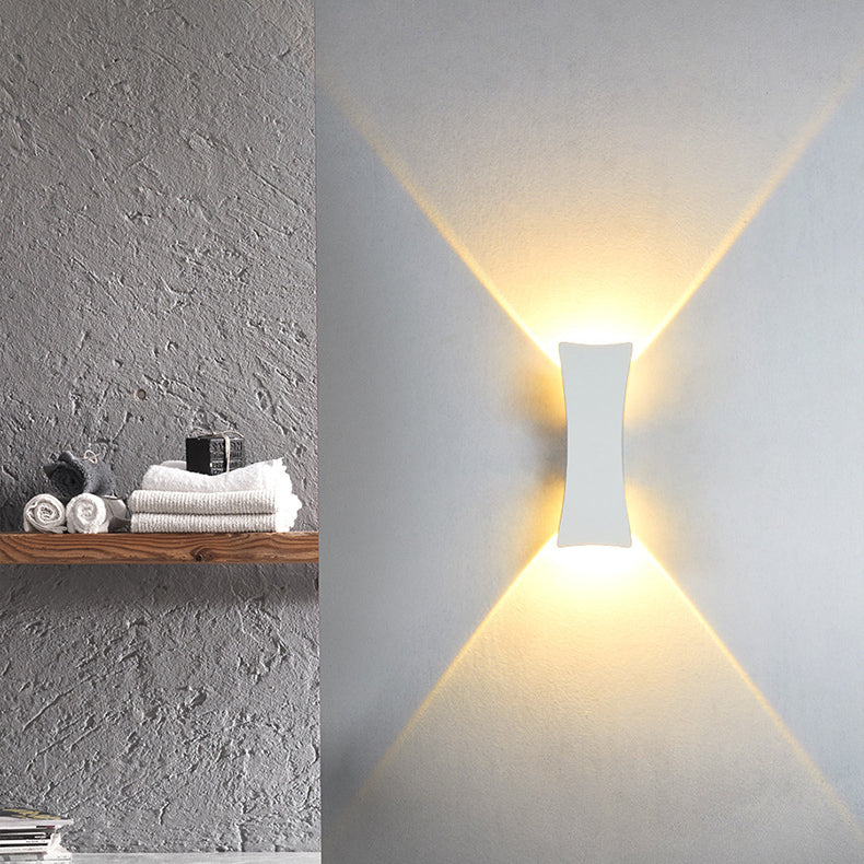 Lámpara de pared LED curva de aluminio minimalista moderna con iluminación superior e inferior e impermeable para patio exterior