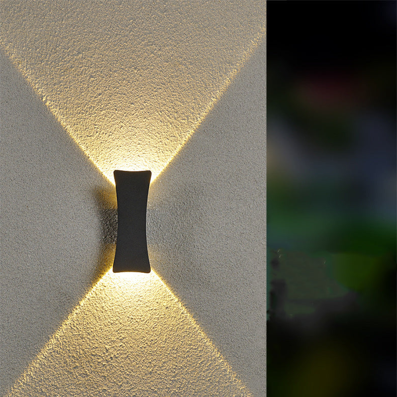 Lámpara de pared LED curva de aluminio minimalista moderna con iluminación superior e inferior e impermeable para patio exterior
