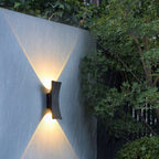 Lámpara de pared LED curva de aluminio minimalista moderna con iluminación superior e inferior e impermeable para patio exterior