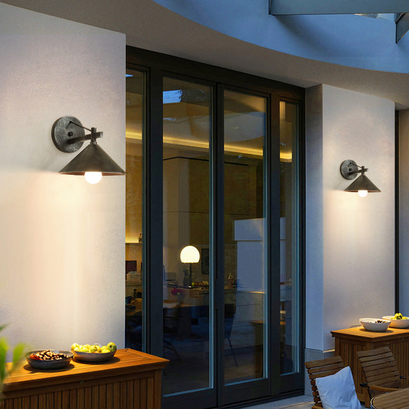 Lámpara de pared de exterior impermeable contemporánea nórdica de hierro geométrico cónico de 1 luz para jardín