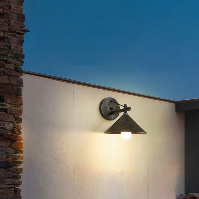 Lámpara de pared de exterior impermeable contemporánea nórdica de hierro geométrico cónico de 1 luz para jardín
