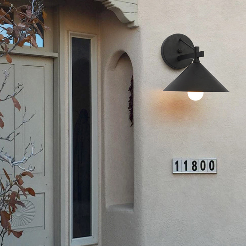 Lámpara de pared de exterior impermeable contemporánea nórdica de hierro geométrico cónico de 1 luz para jardín