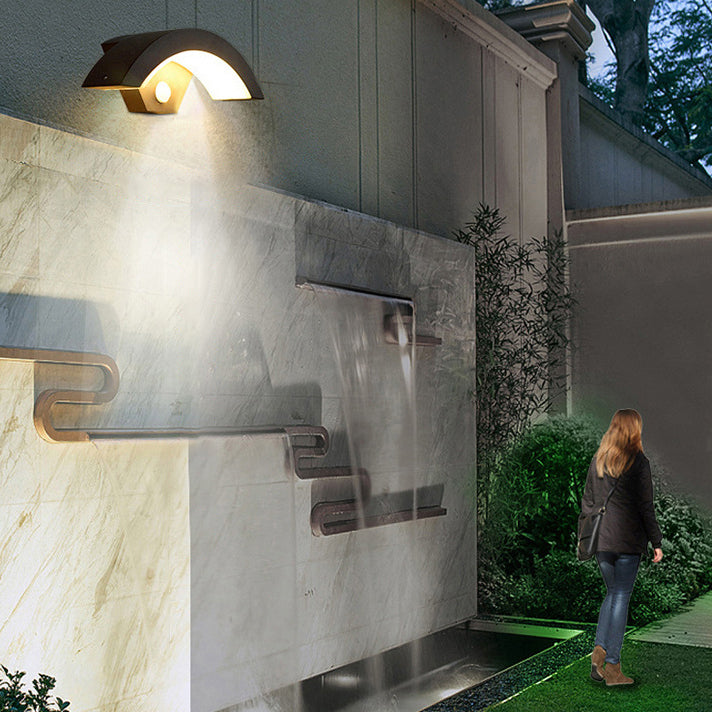 Lámpara de pared LED con sensor de acrílico y aluminio en arco, minimalista moderna e impermeable, para exteriores, para jardín