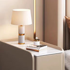 Mesita de Noche Rectangular Estrecha de Cuero Sintético y Madera Maciza con Acero al Carbono, Estilo Nórdico Contemporáneo, con 2 Cajones para Dormitorio