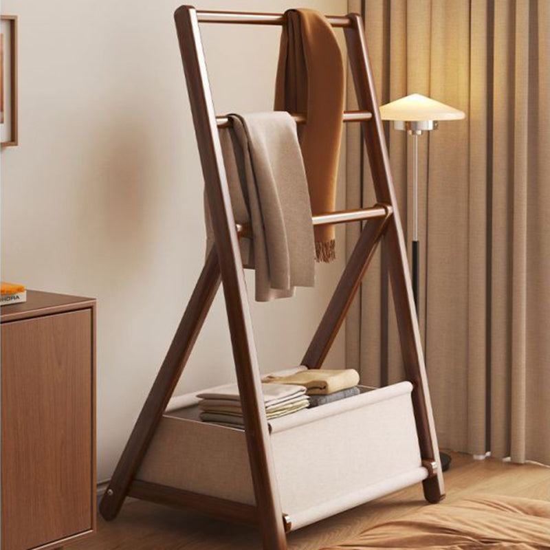 Estante expositor de bambú con estructura triangular modernista minimalista y bordes redondeados para salón