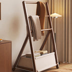 Estante expositor de bambú con estructura triangular modernista minimalista y bordes redondeados para salón