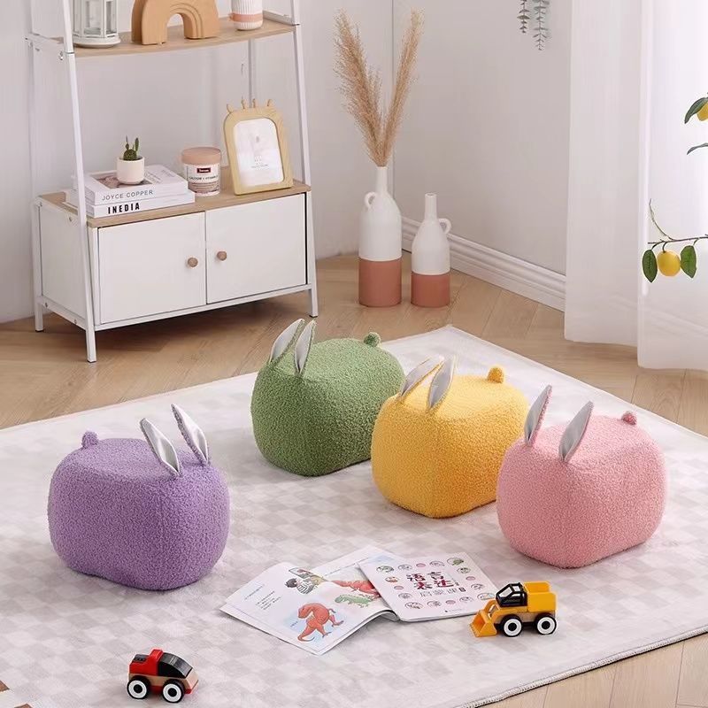 Taburete infantil contemporáneo con forma de conejo y cojín de borreguito – Asiento bajo, sin respaldo ni brazos, en madera de pino y contrachapado con acolchado de esponja para sala de estar
