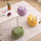 Taburete infantil contemporáneo con forma de conejo y cojín de borreguito – Asiento bajo, sin respaldo ni brazos, en madera de pino y contrachapado con acolchado de esponja para sala de estar