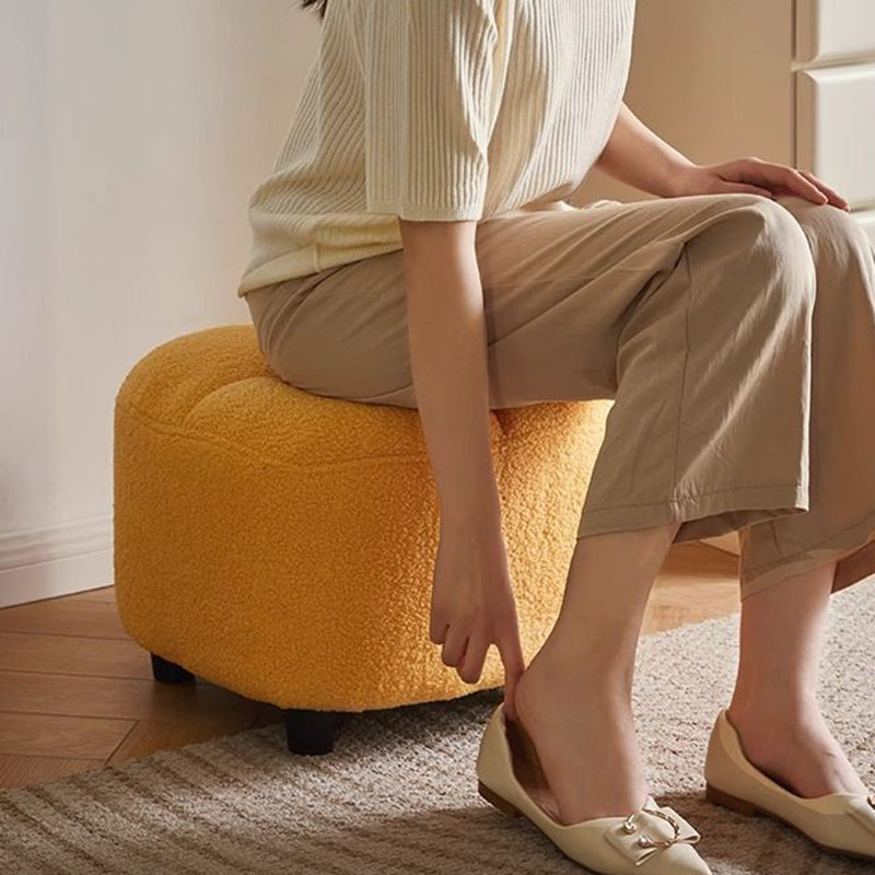 Taburete bajo escandinavo contemporáneo de tejido sherpa cuadrado con base de madera — Sin respaldo y sin brazos, ideal para recibidores y pasillos